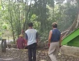 Warga Padukuhan Trenggulun Gotong Royong Bersihkan Area Watu Dukun Jelang Tradisi Sadranan